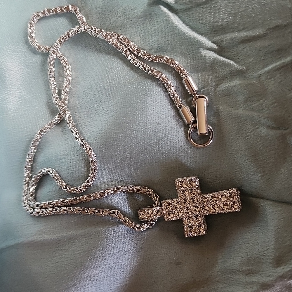 BEAUTIFUL PRE-OWNED SWAROVSKI CROSS & CHAIN